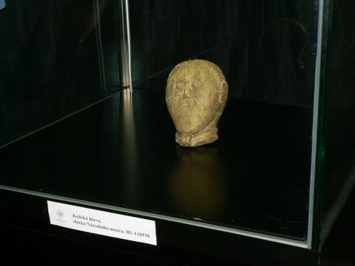 Originál keltské hlavy v trezorové vitrině