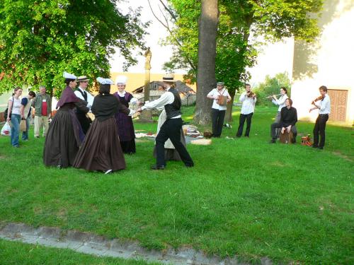 Odpoledne a večer se mohli návštěvníci seznámit s bretoňskými tanci a způsobem života těchto potomků Kletů, vystoupilo OS Rond VI