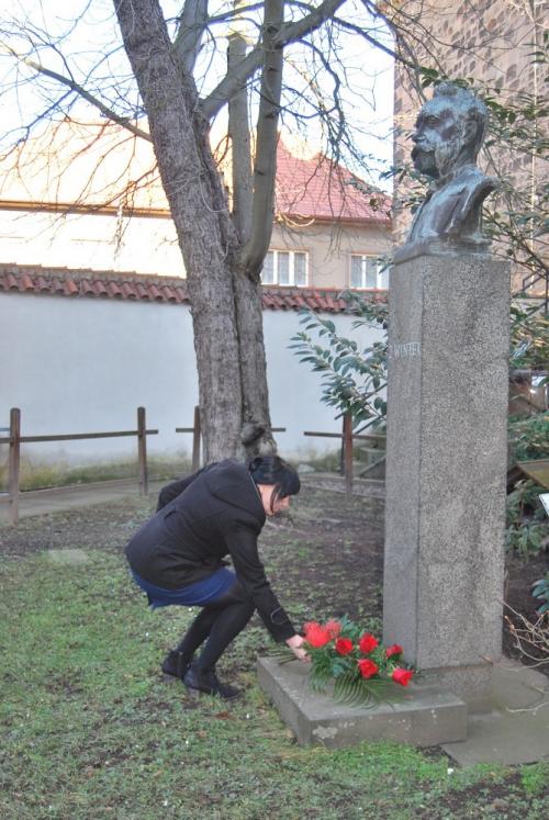 Zahájení Roku Zikmunda Wintra na nádvoří rakovnického muzea u busty spisovatele