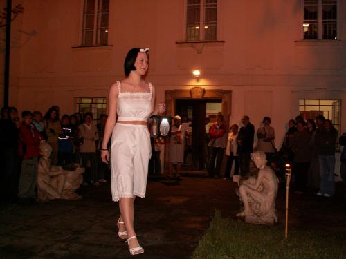 Muzejní noc 2006 - přehlídka historického spodního prádla
