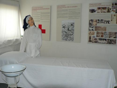 Fotografie z expozice - historie Červeného kříže
