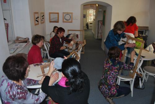 Workshop - tradiční textilní techniky předváděla Ivana Dvořáková