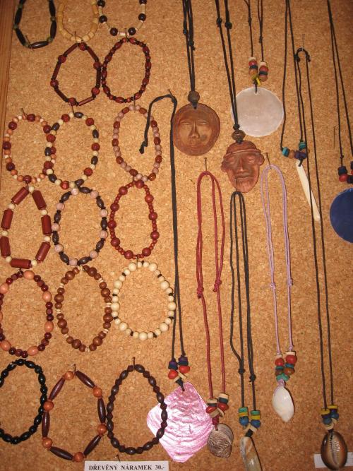 dřevěné náramky a náhrdelníky